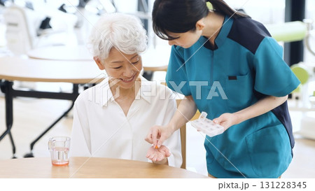 薬を受け取るアジア人高齢者 131228345