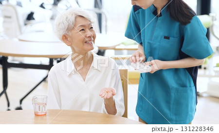 薬を受け取るアジア人高齢者 131228346