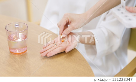 薬を受け取るアジア人高齢者 131228347