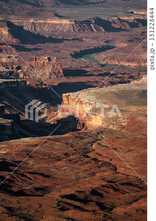 The Green River cuts its way through the landscape in Canyonlands National Park, Utah, USA 131228444