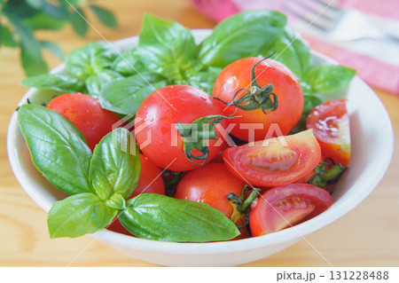 ミニトマトとバジル ミニトマトとバジル 131228488