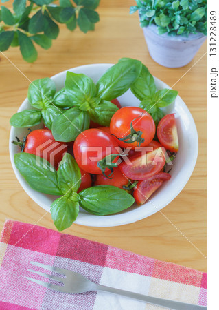 ミニトマトとバジル ミニトマトとバジル 131228489