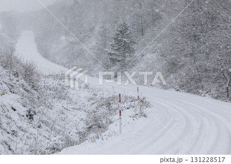 北海道安平町、新雪が降り積もる道【12月】 131228517