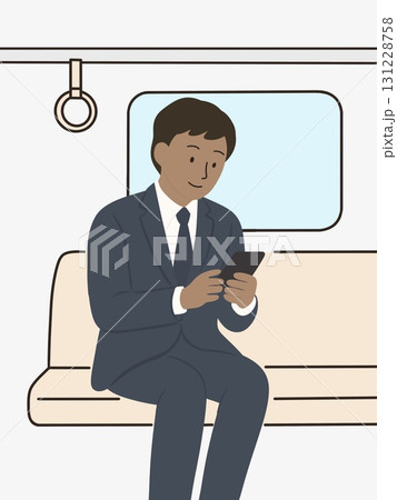 電車でスマホを見るビジネスマン 131228758