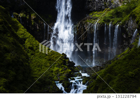 華厳の滝 131228794