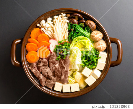 冬の食卓を彩る具だくさんの寄せ鍋 131228968