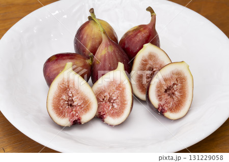 秋の味覚採れたて無花果   131229058