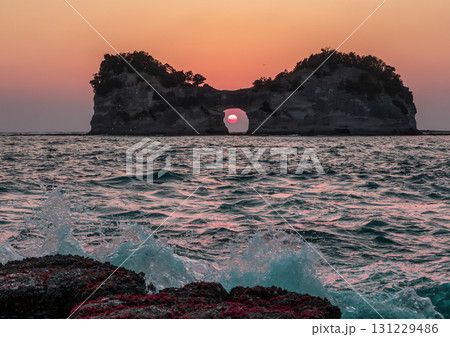 南紀白浜円月島に沈む春分の夕日 131229486