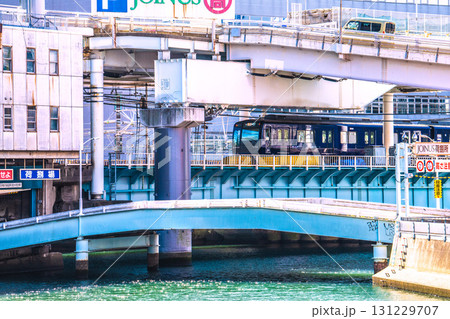 日本の横浜都市景観 相鉄線の電車などを望む 日本の横浜都市景観 相鉄線の電車などを望む 131229707