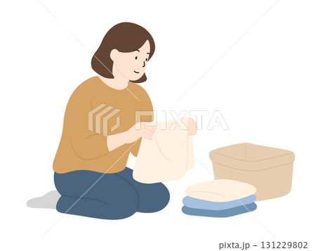 洗濯物を畳む女性 家事 洗濯物を畳む女性 家事 131229802