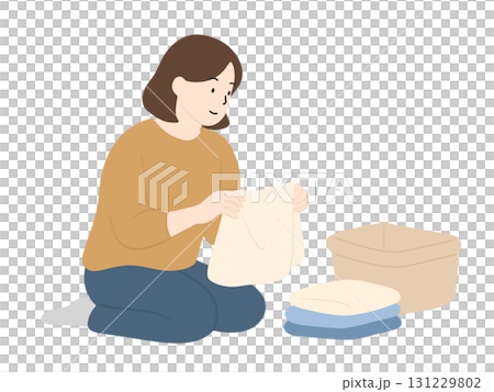 洗濯物を畳む女性 家事 洗濯物を畳む女性 家事 131229802