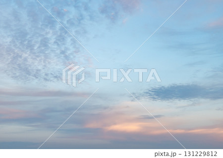 巻積雲と夕焼け雲のある青空の風景 a-5 ソフトトーン 巻積雲と夕焼け雲のある青空の風景 a-5 ソフトトーン 131229812