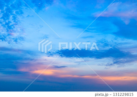 巻積雲と夕焼け雲のある青空の風景 b-2 高彩度コントラスト 巻積雲と夕焼け雲のある青空の風景 b-2 高彩度コントラスト 131229815