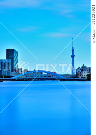 東京 隅田川 中央大橋からの永代橋とスカイツリー 長秒撮影 131229921