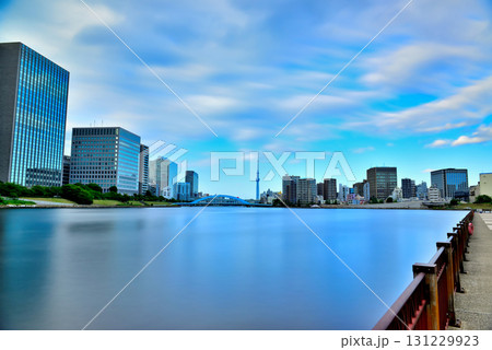 東京 隅田川 中央大橋からの永代橋とスカイツリー 長秒撮影 131229923