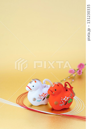 午年　年賀素材　水引と紅白の午　金色バック 131230335