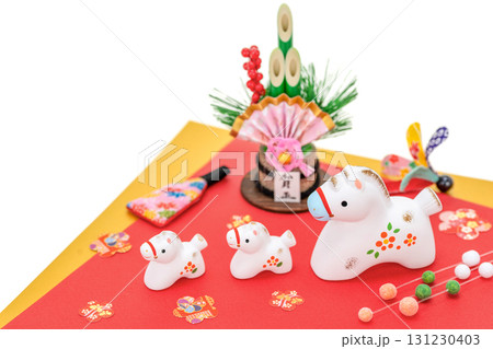 午年 年賀素材 かわいい白午の親子と門松と羽子板 午年 年賀素材 かわいい白午の親子と門松と羽子板 131230403