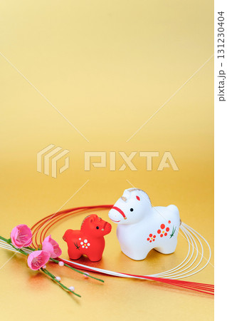 午年　年賀素材　水引と紅白の午と梅の花　金色バック 131230404