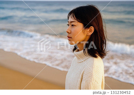 砂浜に佇む女性 131230452