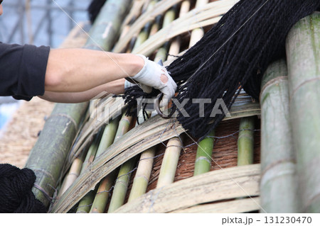 屋根飾りを作る職人 131230470