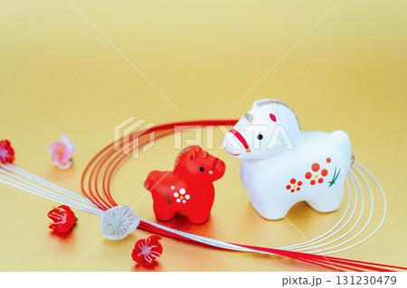 午年　年賀素材　水引と紅白の午と梅の花びら　金色バック 131230479