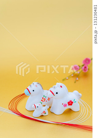 午年 年賀素材 水引とかわいい白午の親子と梅の花 金色バック 午年 年賀素材 水引とかわいい白午の親子と梅の花 金色バック 131230481