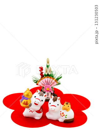 午年　年賀素材　瓢箪を持つかわいい白午の親子と門松　梅の花びら 131230503