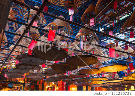 香港　文武廟（マンモウ廟）　願掛けの渦巻線香 131230728