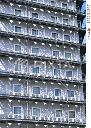 日本の横浜都市景観 ビジネスホテルの外に並ぶ室外機などを望む 日本の横浜都市景観 ビジネスホテルの外に並ぶ室外機などを望む 131231267