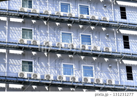 日本の横浜都市景観　ビジネスホテルの外に並ぶ室外機などを望む 131231277