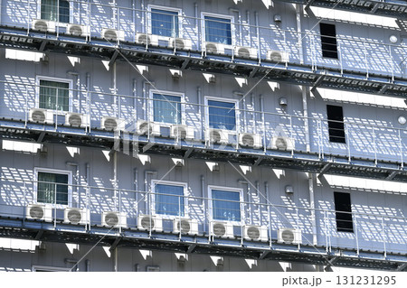 日本の横浜都市景観　ビジネスホテルの外に並ぶ室外機などを望む 131231295