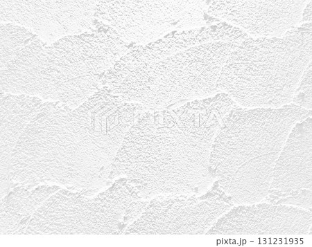 コテ跡の残る白灰色の土壁の横長の背景画像 131231935