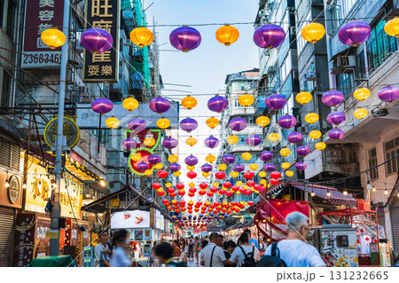 香港　廟街夜市（テンプルストリート）　※一部ソフトフォーカス 131232665