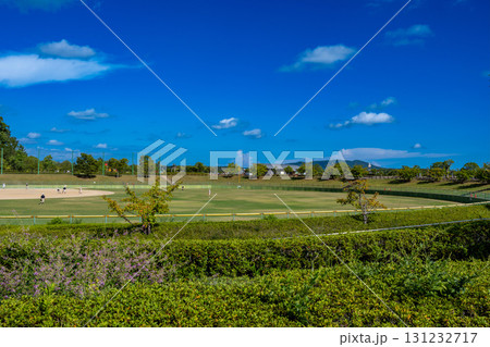 初秋の岡山市日応寺自然の森スポーツ広場の野球場2　岡山県岡山市北区 131232717