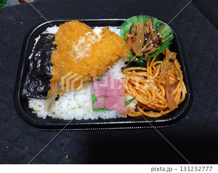 破格の200円でも安くておいしいミニアジフライ弁当 破格の200円でも安くておいしいミニアジフライ弁当 131232777