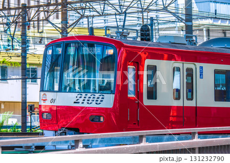 日本の横浜都市景観超レア…横浜駅に入る大人気の超レア「京急2100形電車」（2101）などを望む 131232790