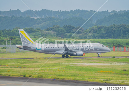 牧之原市の富士山静岡空港の滑走路を走行する飛行機(静岡県) 牧之原市の富士山静岡空港の滑走路を走行する飛行機(静岡県) 131232926