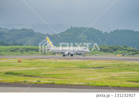 牧之原市の富士山静岡空港の滑走路を走行する飛行機(静岡県) 牧之原市の富士山静岡空港の滑走路を走行する飛行機(静岡県) 131232927