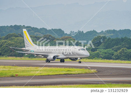 牧之原市の富士山静岡空港の滑走路を走行する飛行機(静岡県) 牧之原市の富士山静岡空港の滑走路を走行する飛行機(静岡県) 131232929