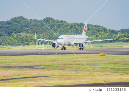 牧之原市の富士山静岡空港の滑走路を走行する飛行機(静岡県) 牧之原市の富士山静岡空港の滑走路を走行する飛行機(静岡県) 131233186