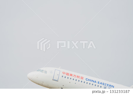 牧之原市の富士山静岡空港から飛び立つ飛行機(静岡県) 131233187