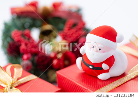 クリスマスリースとサンタクロース 131233194