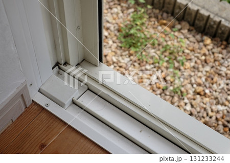 窓のサッシの汚れ 131233244