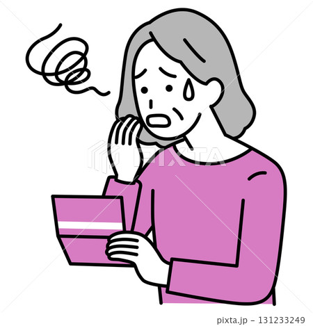 預金通帳を見て困惑する年配の女性 131233249