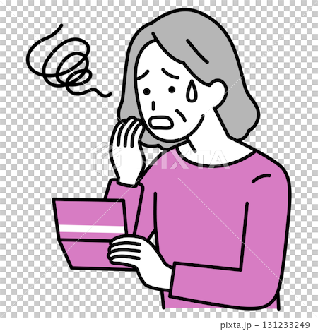 預金通帳を見て困惑する年配の女性 131233249