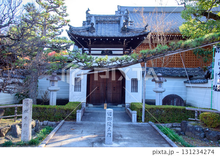 京都　法住寺の龍宮門 131234274