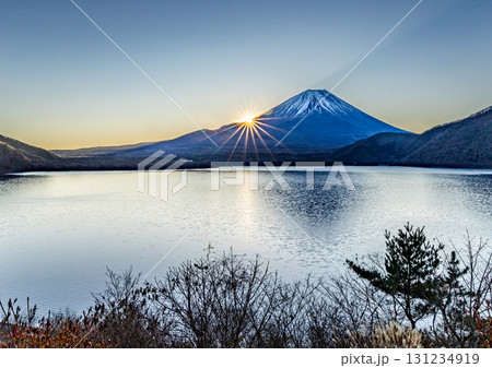 富士山から昇る朝日を本栖湖から望む 富士山から昇る朝日を本栖湖から望む 131234919