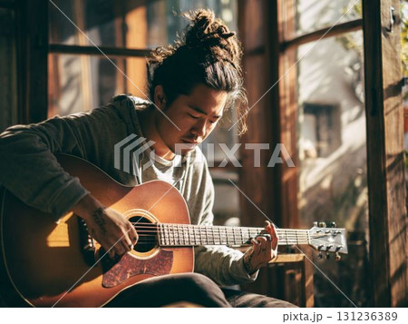 ギターを弾く男性の真剣な表情 ギターを弾く男性の真剣な表情 131236389