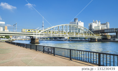 東京の都市景観 隅田川から見るスカイツリーと総武線の電車の風景【東京都・台東区-墨田区】 東京の都市景観 隅田川から見るスカイツリーと総武線の電車の風景【東京都・台東区-墨田区】 131236439