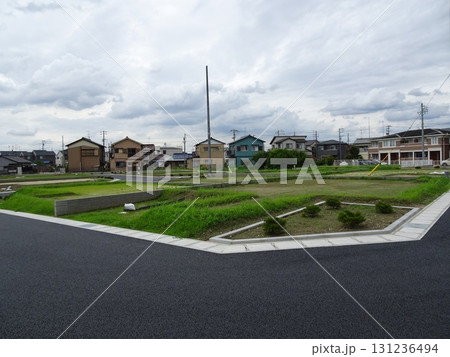 更地のある住宅街風景(住宅分譲地) 131236494